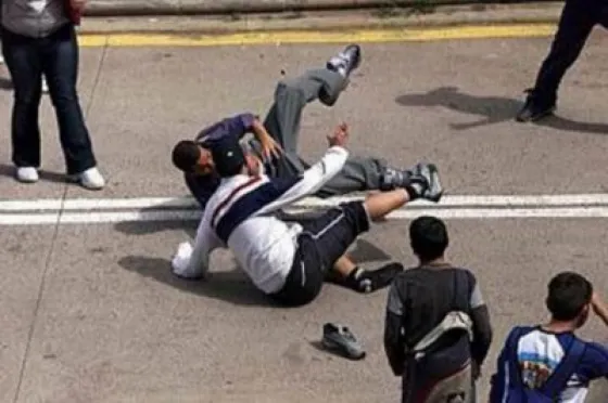 Un hombre quiso ayudar a un trapito y fue golpeado por ocho policías