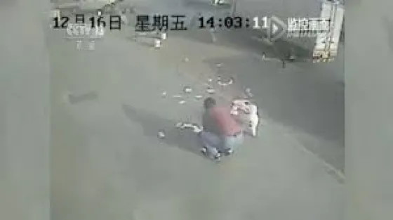 Un hombre retiró sus ahorros del banco, pero..el viento se lo llevó