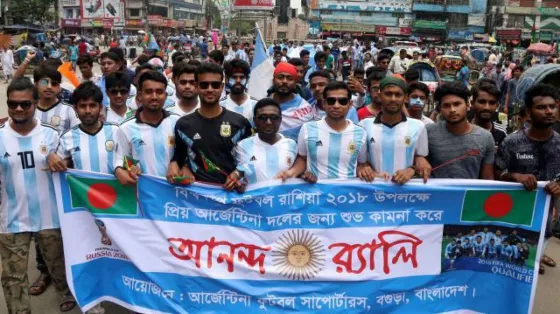 ¡Tremendo! Bangladesh se vistió de celeste y blanco para bancar a la Argentina. Mirá