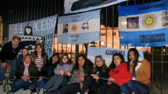 ARA San Juan: Familiares se encadenaron en Plaza de Mayo