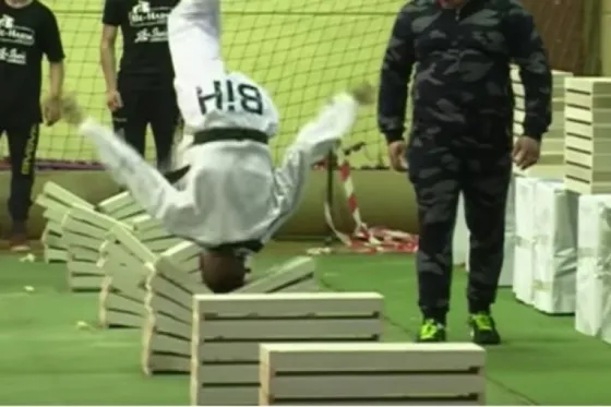 Nuevo récord: Rompe 111 ladrillos con la cabeza.Video