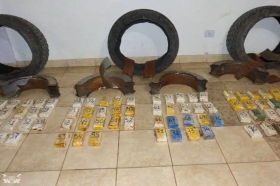 Llevaban casi 50 kilos de cocaína en las ruedas de la camioneta . VIDEO