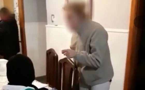 Viral: Una madre castiga a su hijo por realizar una amenaza de bomba (VIDEO)