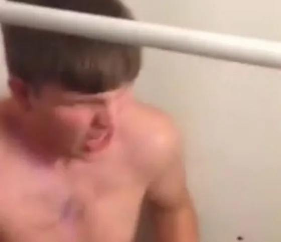 Quiso depilarse prendiéndose fue y terminó todo mal (VIDEO)