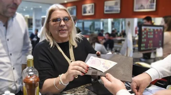 Carrió no muestra arrepentimiento alguno: Bromeó sobre las propinas