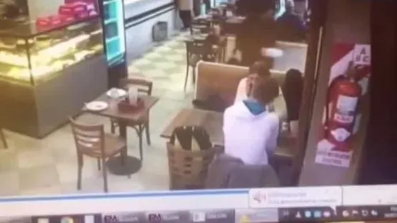 Violento robo a una mujer en una pizzería (VIDEO)