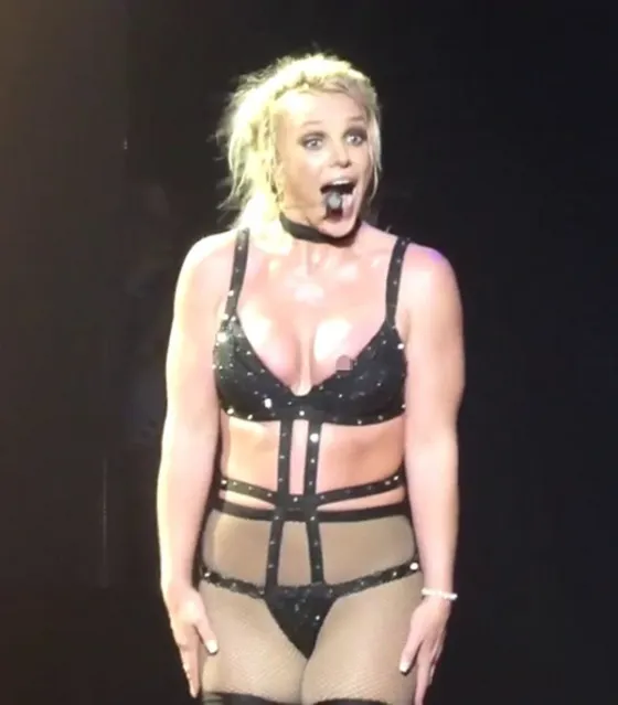 ¡Se le vio todo! Britney Spears sufrió un descuido en medio de un show