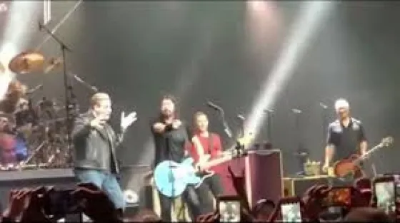 John Travolta cantó con Foo Fighters y fue furor. VIDEO