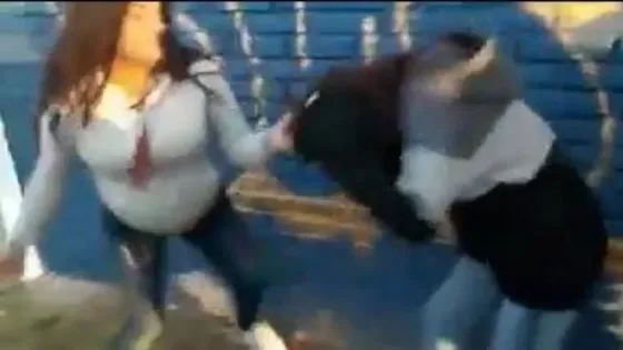 Mujer embarazada "pro vida" ataca violentamente a una niña