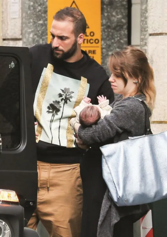 No da más: Las mejores fotos del Pipita en la playa con su beba