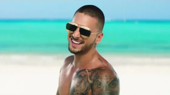 El video de Maluma bajo la ducha
