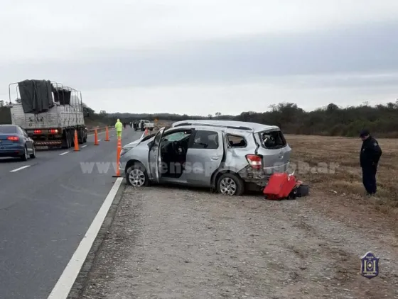 Falleció un hombre tras volcar una camioneta en la ruta 9