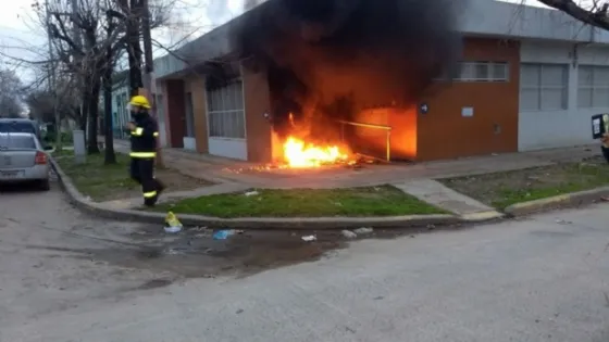 Vecinos incendiaron una sede mientras reclamaban por los cortes de luz