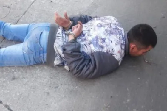 Intentó robar a una adolescente y fue reducido por los vecinos