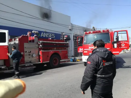 Gran incendio en la sede de Anses de calle Pellegrini
