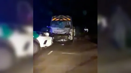 Trasladaba a una mujer embarazada y chocó contra un caballo