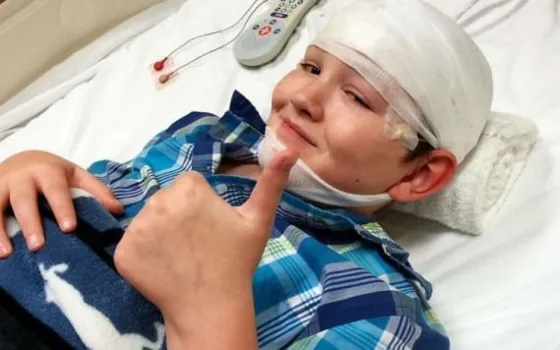 Buscan la cura para un nene de 12 años que se convierte en piedra