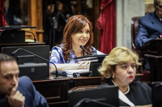 En medio del escándalo por coimas, CFK apareció en el Senado