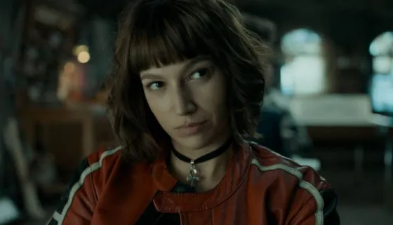 Tokio de "La Casa de Papel" y un topless junto a una amiga