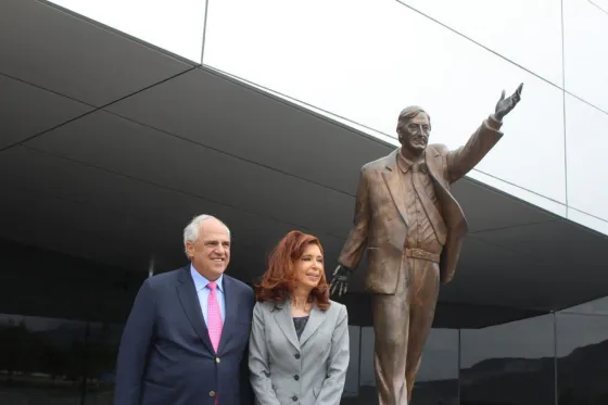 Sacarán una estatua de Néstor Kirchner por ser un “símbolo de corrupción”. VIDEO