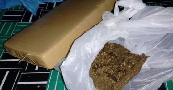 Un profesor volvía de viaje con sus alumnos y fue sorprendido comercializando drogas