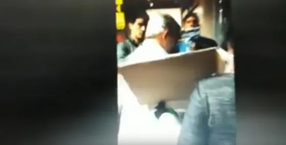Escracharon a Martín Grande en el aeropuerto. VIDEO