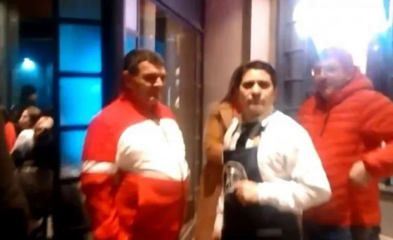 Escracharon a Alfredo Olmedo en un restaurante (VIDEO)