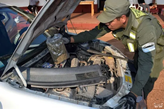 Llevaban 10 kilos de marihuana oculta en su automóvil
