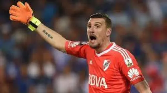 Mira cómo reaccionó Franco Armani cuando un hincha de Huracán le gritó "te manda saludos Mbappé"