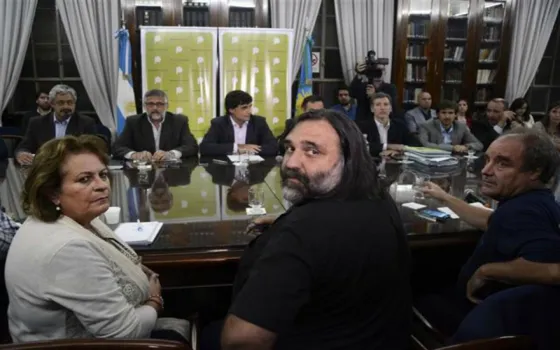 La mesa de negociación, en el Ministerio de Economía provincial. Foto: Télam