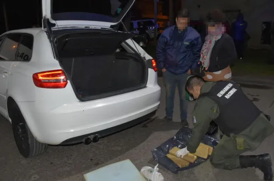 Una pareja llevaba más de 10 kilos de marihuana y 70 mil pesos