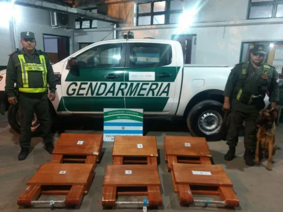 Trasladaban cocaína en mesas de madera
