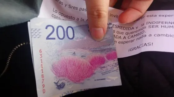 Un anciano entregaba billetes de 200 pesos junto a un tierno mensaje