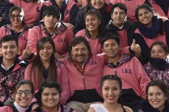 Sáenz entregó becas por mejor promedio