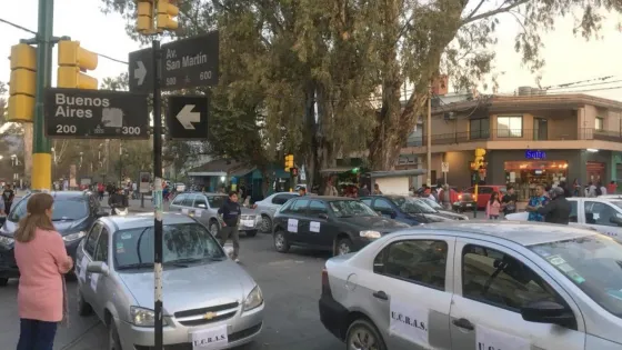 Remiseros amenazan con endurecer la medida de fuerza