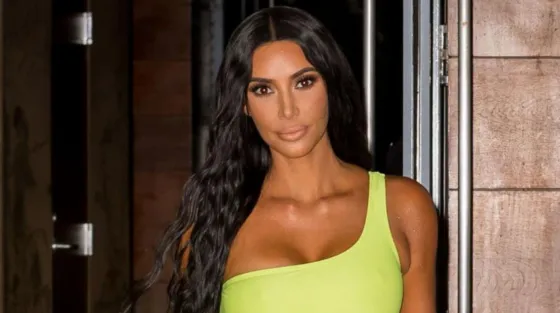 ¿Qué te parece? Kim Kardashian se implantó un collar bajo la piel