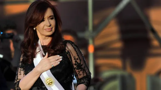 Indignada, Cristina Kirchner denunció que Bonadio sacó de su casa las bandas y bastones presidenciales