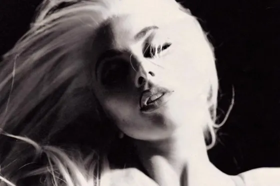 Tremenda: Lady Gaga compartió fotos completamente desnuda