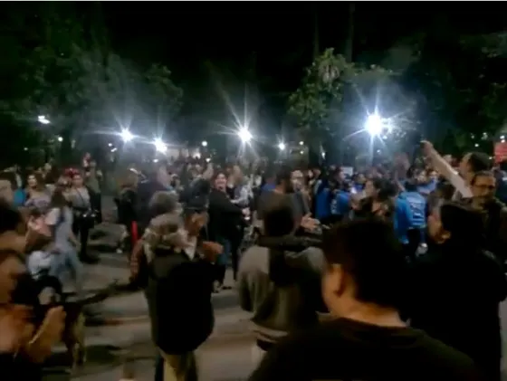 Más de 200 personas participaron del cacerolazo en Salta. VIDEO