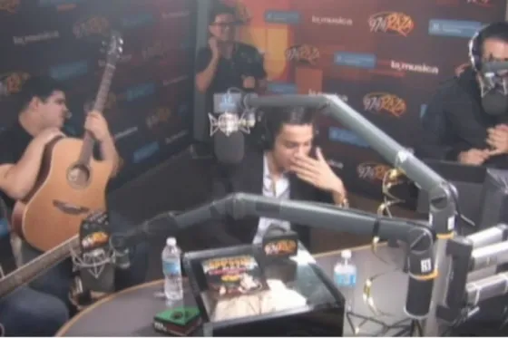 Dedica serenata en programa de radio y descubre infidelidad. Video