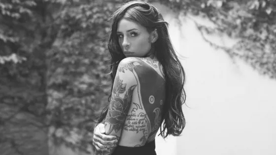 Sin sus tatuajes, Cande Tinelli presentó su primer videoclip