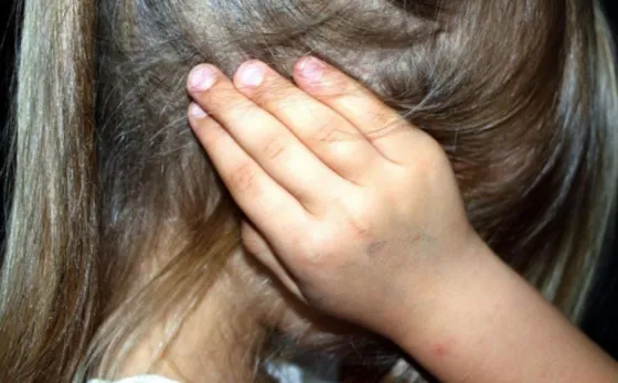 Juzgan a una pareja por golpear salvajemente a sus hijas