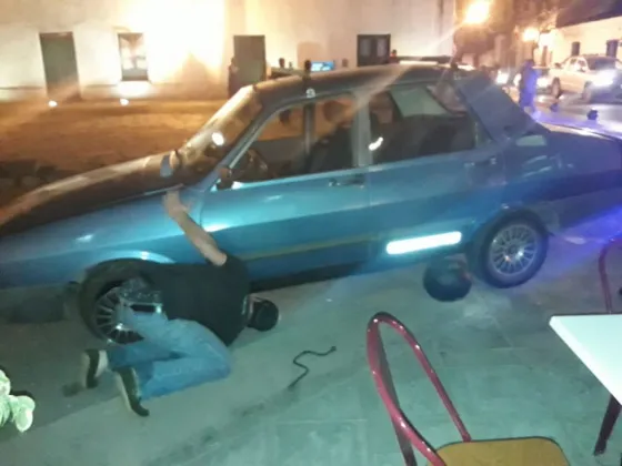 ¡Otra vez sopa! Un auto se llevó puesto un bolardo de calle Caseros