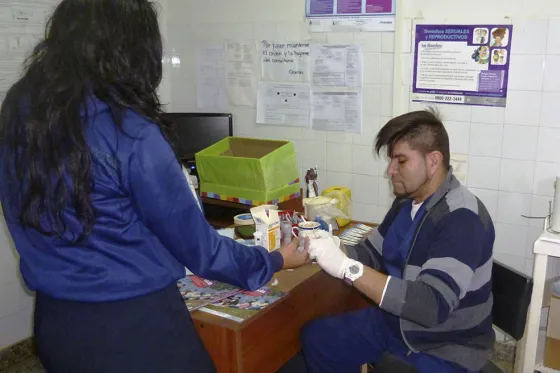 Realizan una campaña de detección de VIH para estudiantes secundarios