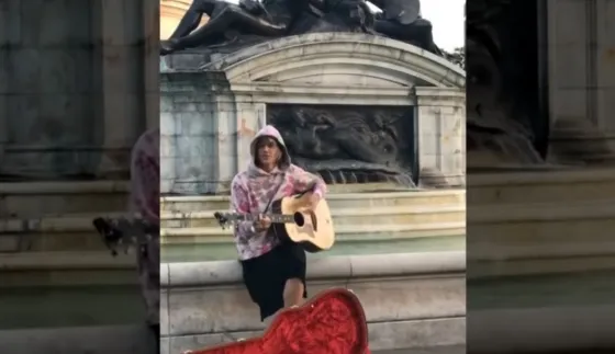 ¡Tremendo! Justin Bieber sorprendió a Hailey Baldwin con una serenata en plena calle