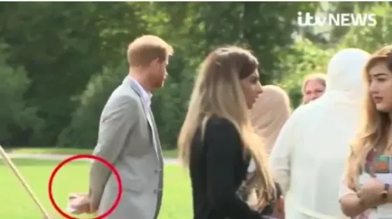¿El príncipe Harry robando comida?. VIDEO