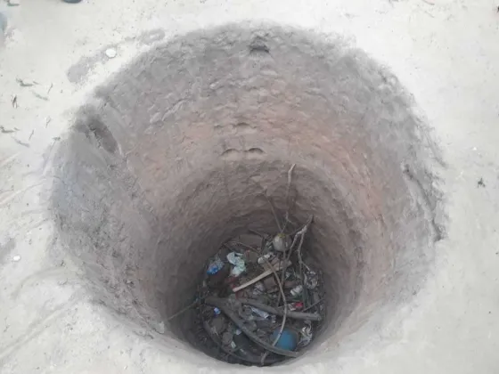 Rescataron a un bebé que cayó a un pozo de cuatro metros