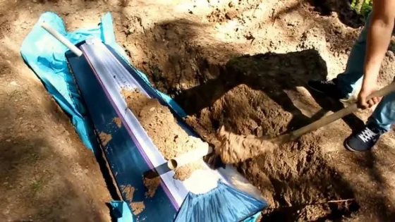 Descubrieron a un medico enterrando a sus pacientes vivos (VIDEO)