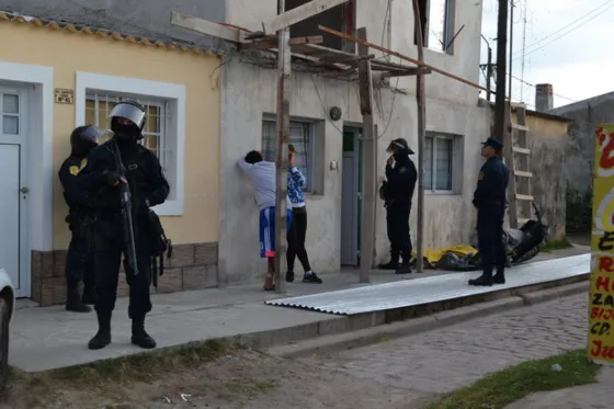 Allanaron un domicilo por drogas... y era la casa equivocada. Mirá el video exclusivo