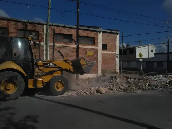 No les importa nada: Camiones arrojaron escombros a plena luz del día y en pleno centro
